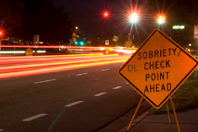 Un cartello stradale in Usa che indica un vicino posto di blocco
