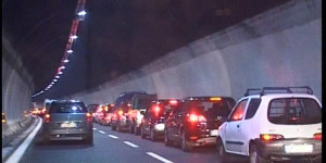 Coda in autostrada di notte