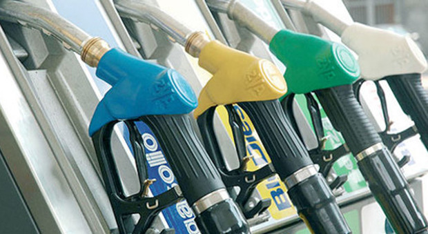 Prezzo benzina, dimezzato lo sconto, sale a 1,923 euro/l