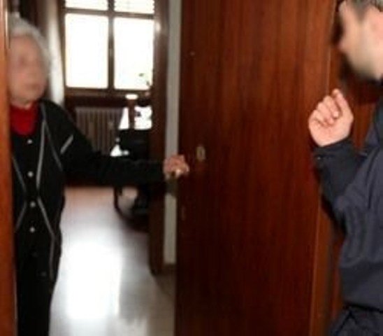Firenze, truffe agli anziani: finti avvocati si fanno consegnare 5000 euro da una 86enne. Un arresto