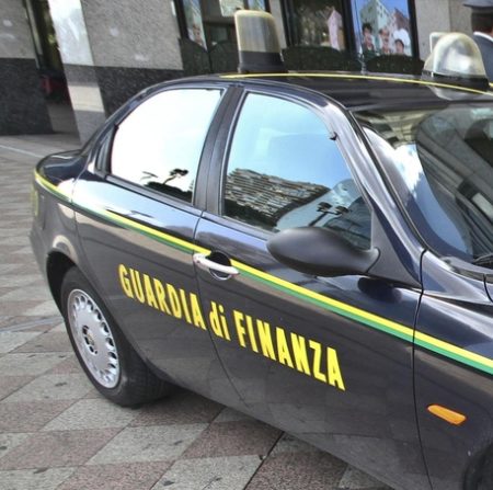 Frode fiscale da .com Frode fiscale prodotti importati dalla Cina sequestro per 71 milioni 17 indagati fra Toscana e Lazio