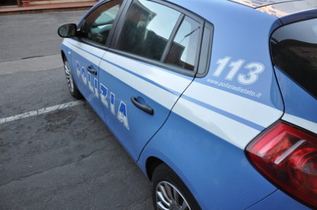 Pontedera: rapina in profumeria, commessa aggredita a colpi di bottiglia. Un arresto Pontedera: rapina in profumeria, commessa aggredita a colpi di bottiglia. Un arresto
