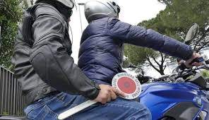 Firenze, inseguito dai “falchi” della polizia in San Jacopino: arrestato 31enne che deve scontare 6 anni. Due agenti feriti