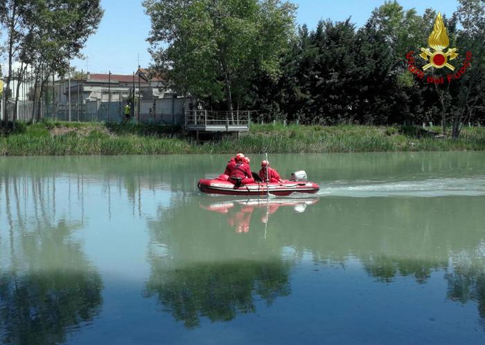 signa pescatore cade in un lago dei renai e scompare le ricerche dei sommozzatori dei vigili del fuoco da Firenzepost.it signa pescatore cade in un lago dei renai e scompare le ricerche dei sommozzatori dei vigili del fuoco