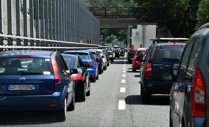 autostrada a1 van con 7 persone si ribalta a montepulciano feriti anche due minori caos traffico da Firenzepost.it autostrada a1 van con 7 persone si ribalta a montepulciano feriti anche due minori caos traffico