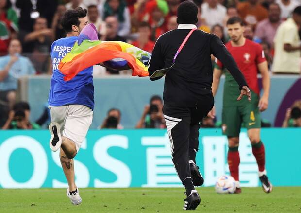 Mondiali Qatar: Portogallo – Uruguay 2 0. Italiano Mario Ferri invade il campo con bandiera arcobaleno