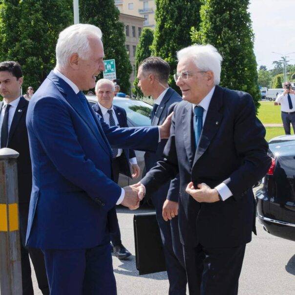 Mattarella all'arrivo al Palazzo di Giustizia di Firenze, accolto dal presidente della Regione Eugenio Giani (foto dal profilo FB di Giani)