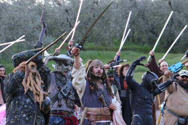 5 aree tematiche, animazione itinerante, spettacoli, gare cosplay, set fotografici, due palchi, 13 band, tutto a ingresso libero