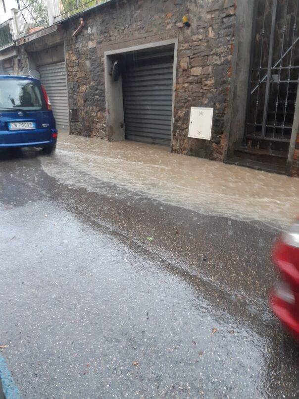 Il torrente d'acqua da Piazzale Michelangelo in via di Rusciano (Foto Firenze Post)
