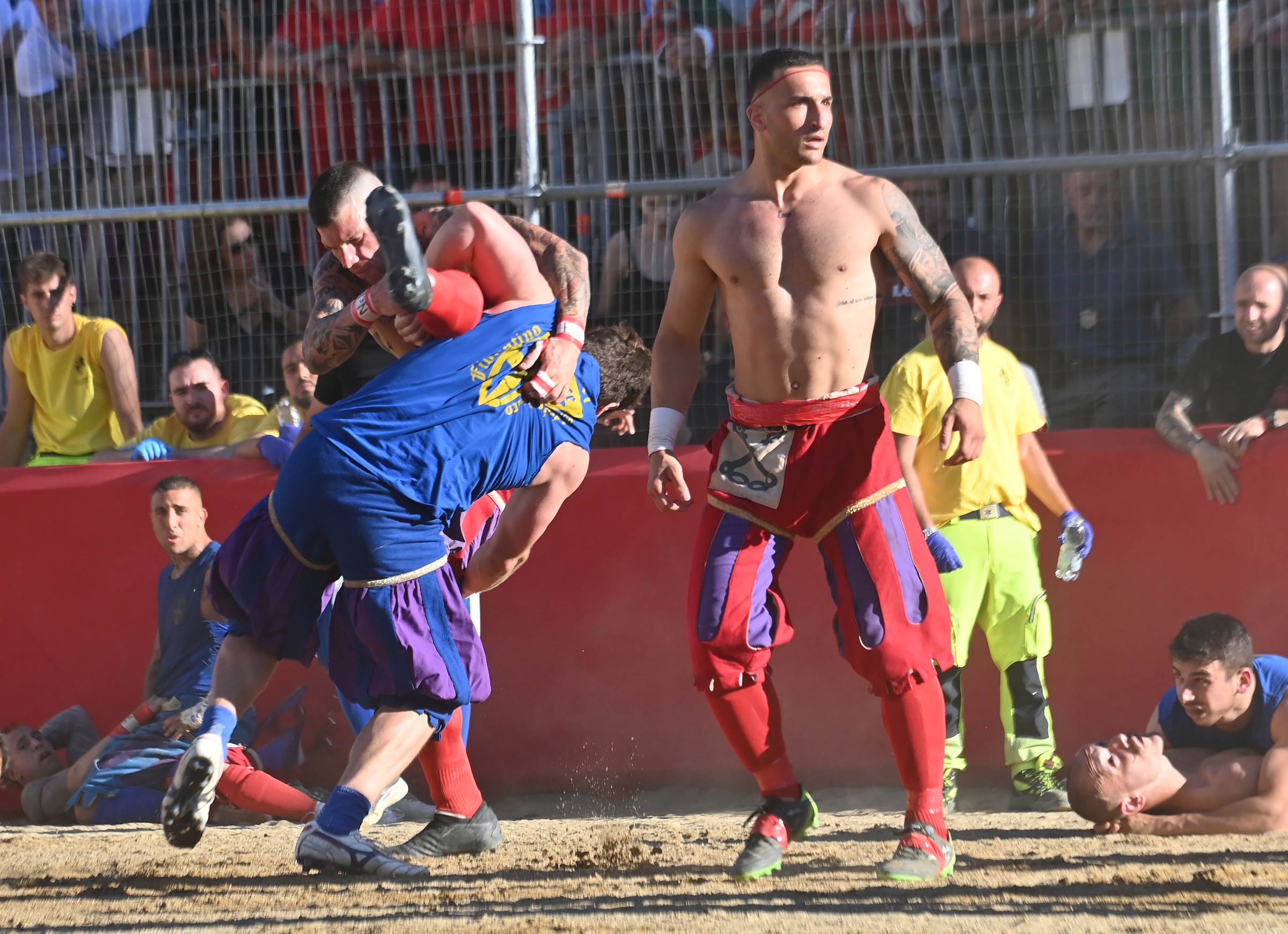 calcio storico finale azzurri rossi squalificati 4 calcianti di santa croce flavio cobolli magnifico messere forse con bove da Firenzepost.it calcio storico finale azzurri rossi squalificati 4 calcianti di santa croce flavio cobolli magnifico messere forse con bove