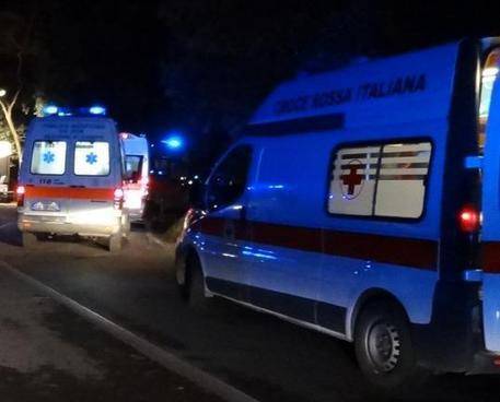 Firenze: lite tra giovanissimi di notte in piazza Santo Spirito. 19enne ferito a coltellate