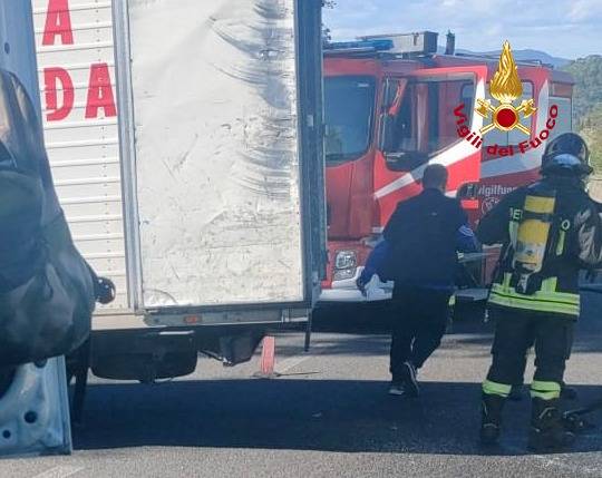 Autopalio: scontro tir furgone a San Casciano. Un ferito