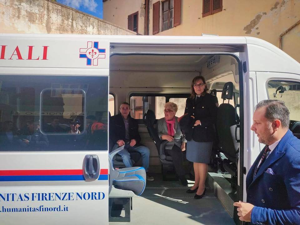 Polizia stradale: mamma dell’agente Rossellini dona nuovo mezzo all’Humanitas Firenze Nord in memoria del figlio