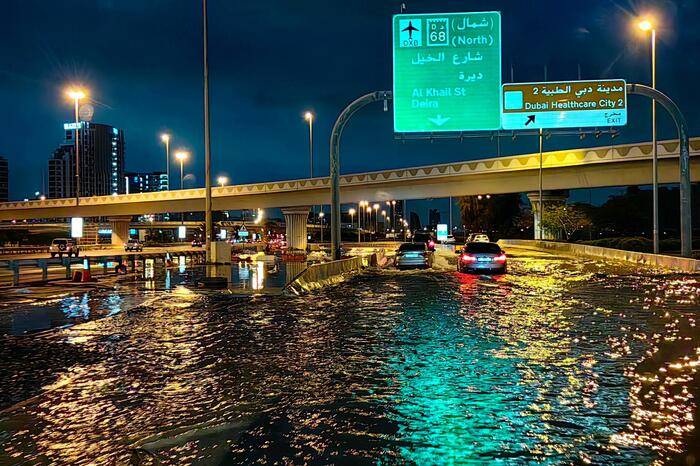 Alluvione a Dubai: aeroporto bloccato, un morto. Gatto aggrappato a un’auto per salvarsi  (video)