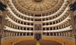 Pisa: crollano calcinacci dall’ingresso del Teatro Verdi. Transenne in via Palestro