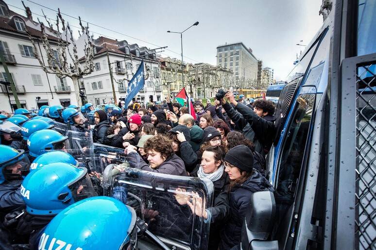 Torino: manifestanti pro Palestina irrompono alla Conferenza con i ministri. Scontri con la polizia. Meloni: “Solidarietà agli agenti”