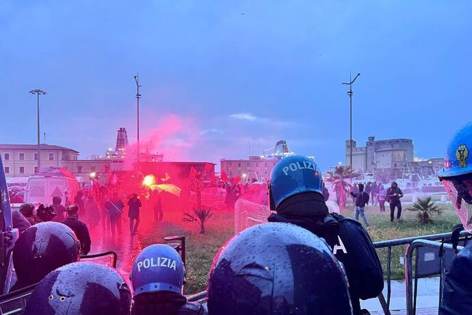 Salvini a Livorno: studenti e portuali in corteo di protesta. Lancio di uova e pomodori contro la Polizia