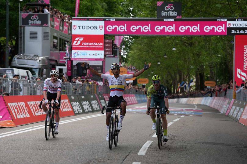 Giro d’Italia 2024: Narvaez prima maglia rosa. Vince la tappa davanti a Schachman e Pogacar. Omaggio al Grande Torino