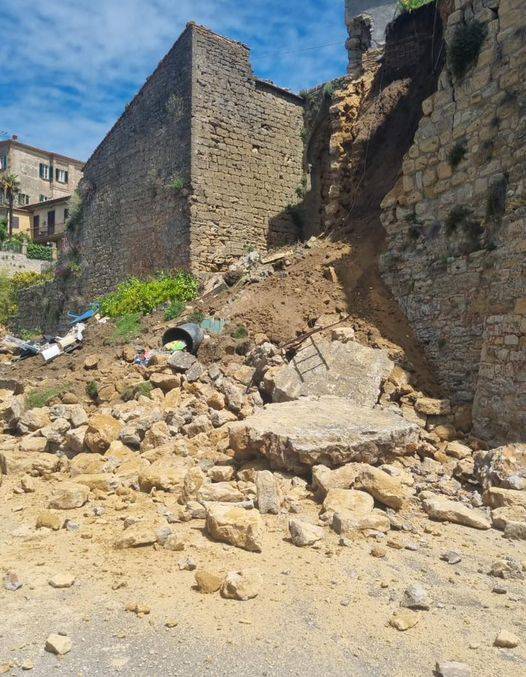 Volterra: crolla porzione delle mura. Un ferito