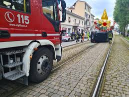 Firenze, tramvia: linea T2 bloccata mezz’ora per auto sui binari in via Gordigiani