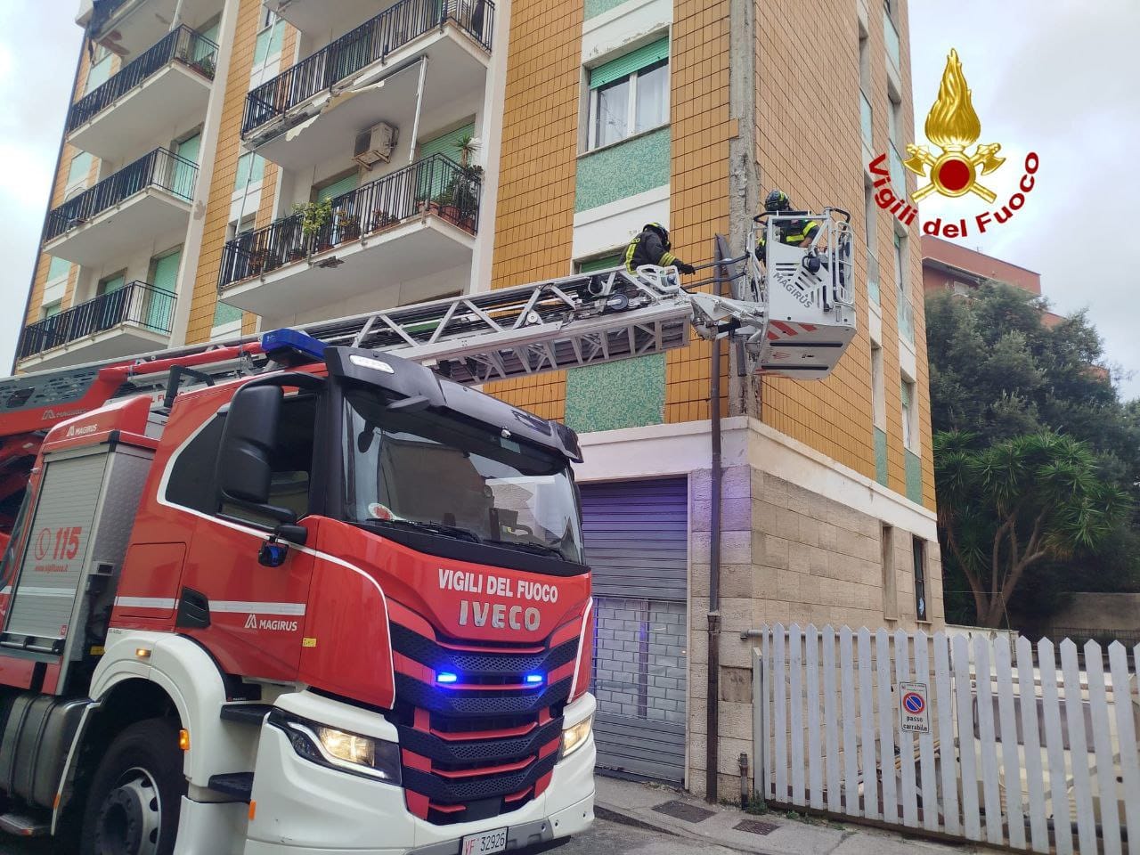 Firenze incendio da .com firenze incendio nei garage di un condominio in via don milani soccorsa un anziana