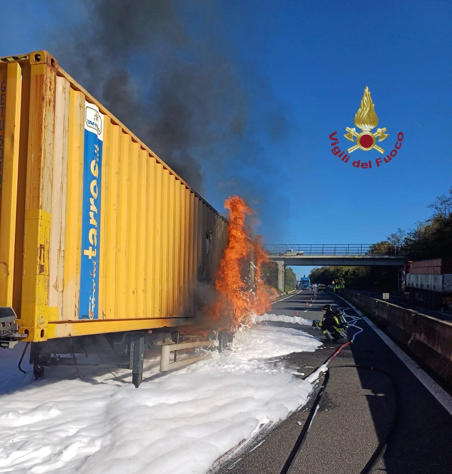 autostrada a1 direttissima tir in fiamme traffico in tilt tratto chiuso verso firenze da Firenzepost.it autostrada a1 direttissima tir in fiamme traffico in tilt tratto chiuso verso firenze