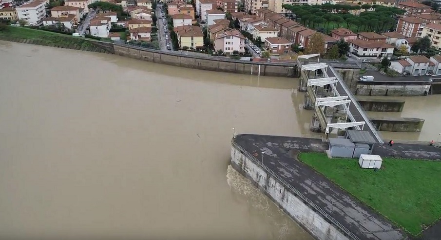 Maltempo Toscana da .com Maltempo in Toscana aperto lo Scolmatore di Pontedera E le casse d’espansione della Roffia