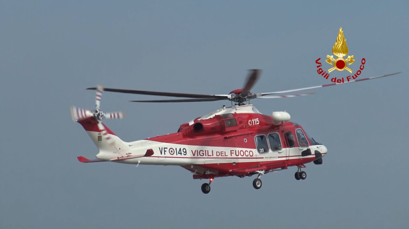 Firenzuola: auto finisce in un dirupo e resta in bilico su un albero. Conducente incastrato soccorso dai vigili del fuoco Firenzuola: auto finisce in un dirupo e resta in bilico su un albero. Conducente incastrato soccorso dai vigili del fuoco