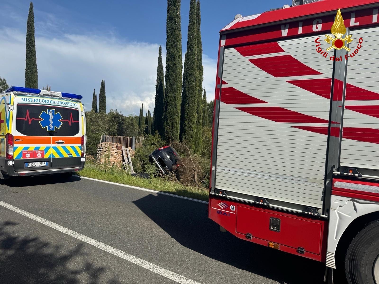 Grosseto perde da .com Grosseto perde il controllo dell’auto e finisce in un fosso a Roselle Conducente incastrato fra le lamiere salvato dai vigili del fuoco