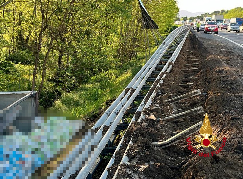 Autostrada tir da .com Autostrada A1 tir carico di farina sbanda e finisce in una scarpata all’altezza di Figline Valdarno