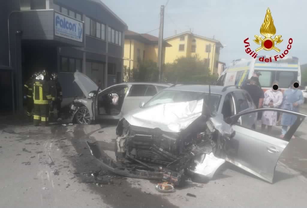 Lucca incidente da .com Lucca incidente stradale frontale tra due auto conducenti incastrati fra le lamiere
