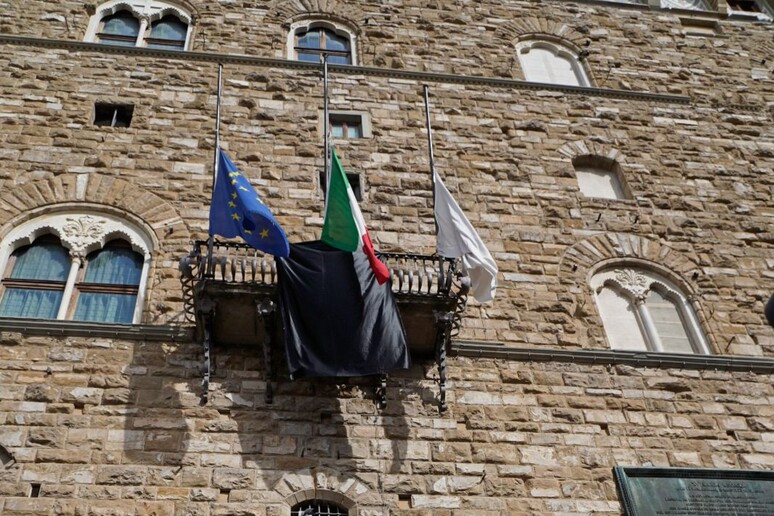 Morte Papa da .com Morte Papa Francesco Firenze Palazzo Vecchio espone il drappo nero Sindaca con Gambelli Elzir e Piperno