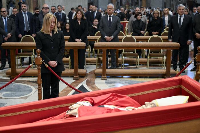 Papa Francesco: l’abbraccio dei fedeli. Omaggio di Meloni (video). Funerali: Russia con la ministra. La lista di reali e premier Papa Francesco: l’abbraccio dei fedeli. Omaggio di Meloni (video). Funerali: Russia con la ministra. La lista di reali e premier