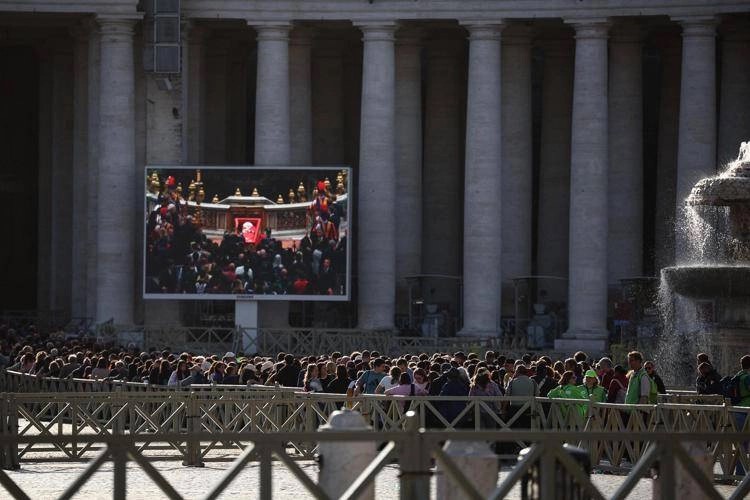 L’addio a Papa Francesco: i funerali, gli orari, i Capi di Stato, gli ultimi. Clochard e non solo L’addio a Papa Francesco: i funerali, gli orari, i Capi di Stato, gli ultimi. Clochard e non solo