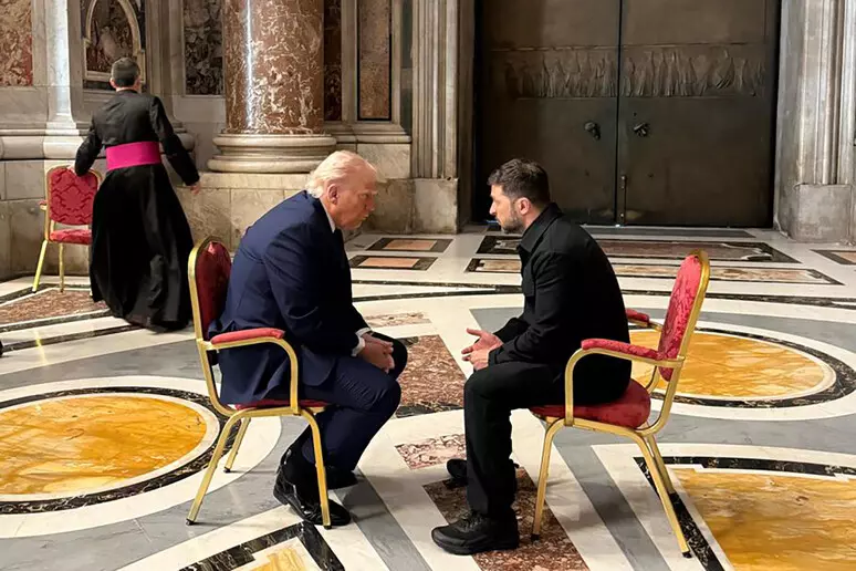 Trump e Zelensky: l’incontro in San Pietro. Si ritroveranno di nuovo in giornata Trump e Zelensky: l’incontro in San Pietro. Si ritroveranno di nuovo in giornata