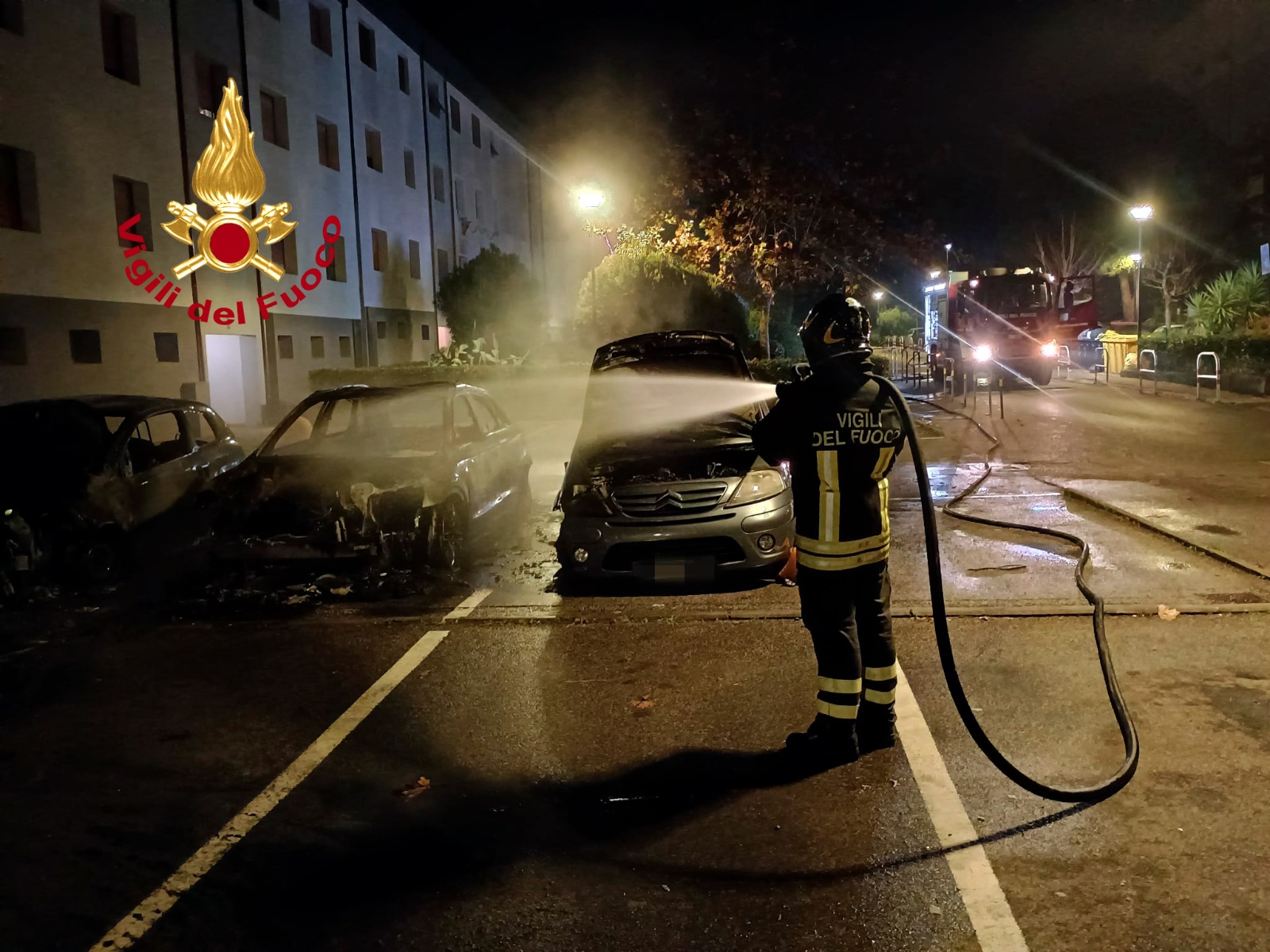 sesto fiorentino distrutte dalle fiamme nella notte 3 auto sul viale ariosto da Firenzepost.it sesto fiorentino distrutte dalle fiamme nella notte 3 auto sul viale ariosto