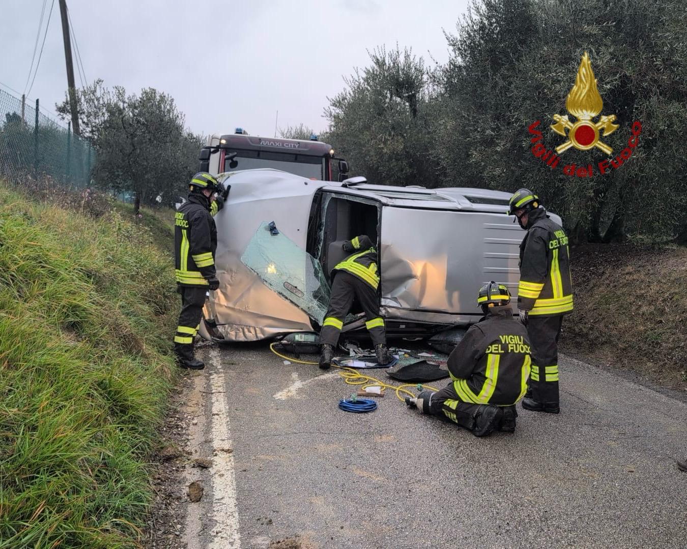 lucignano auto si ribalta conducente incastrato soccorso dai vigili del fuoco da Firenzepost.it lucignano auto si ribalta conducente incastrato soccorso dai vigili del fuoco