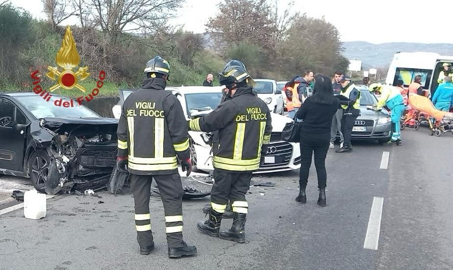 Arezzo: incidente sulla strada regionale 71, tre auto coinvolte. Feriti i conducenti Arezzo: incidente sulla strada regionale 71, tre auto coinvolte. Feriti i conducenti