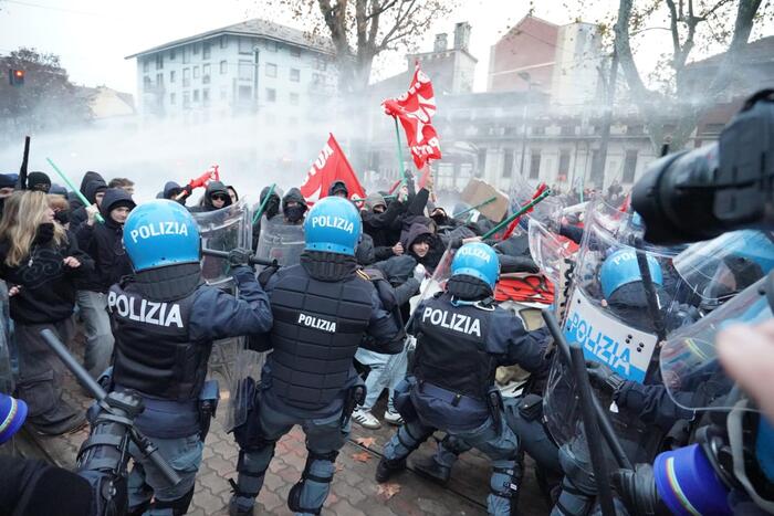 Torino: scontri al corteo di Askatasuna. Nove agenti feriti. Salvini: “Ruspe sui centri sociali”