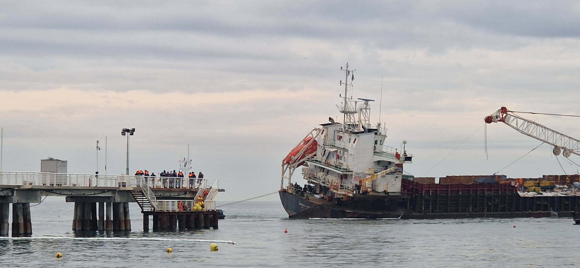 marina di massa nave incagliata guang rong trasferita al porto di livorno dopo 11 mesi di emergenza da Firenzepost.it marina di massa nave incagliata guang rong trasferita al porto di livorno dopo 11 mesi di emergenza