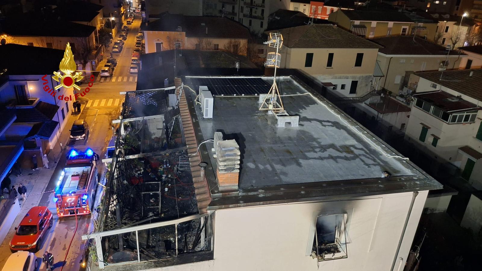 follonica incendio distrugge appartamento in centro persona salvata dalle fiamme da Firenzepost.it follonica incendio distrugge appartamento in centro persona salvata dalle fiamme