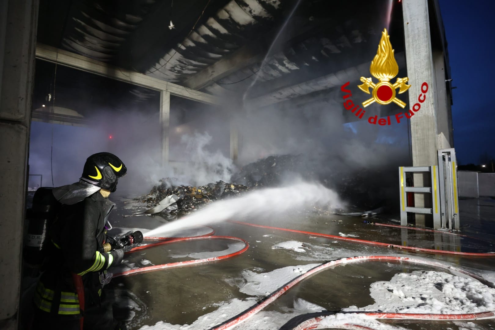 livorno incendio nella notte in officina 8 auto distrutte dalle fiamme da Firenzepost.it livorno incendio nella notte in officina 8 auto distrutte dalle fiamme