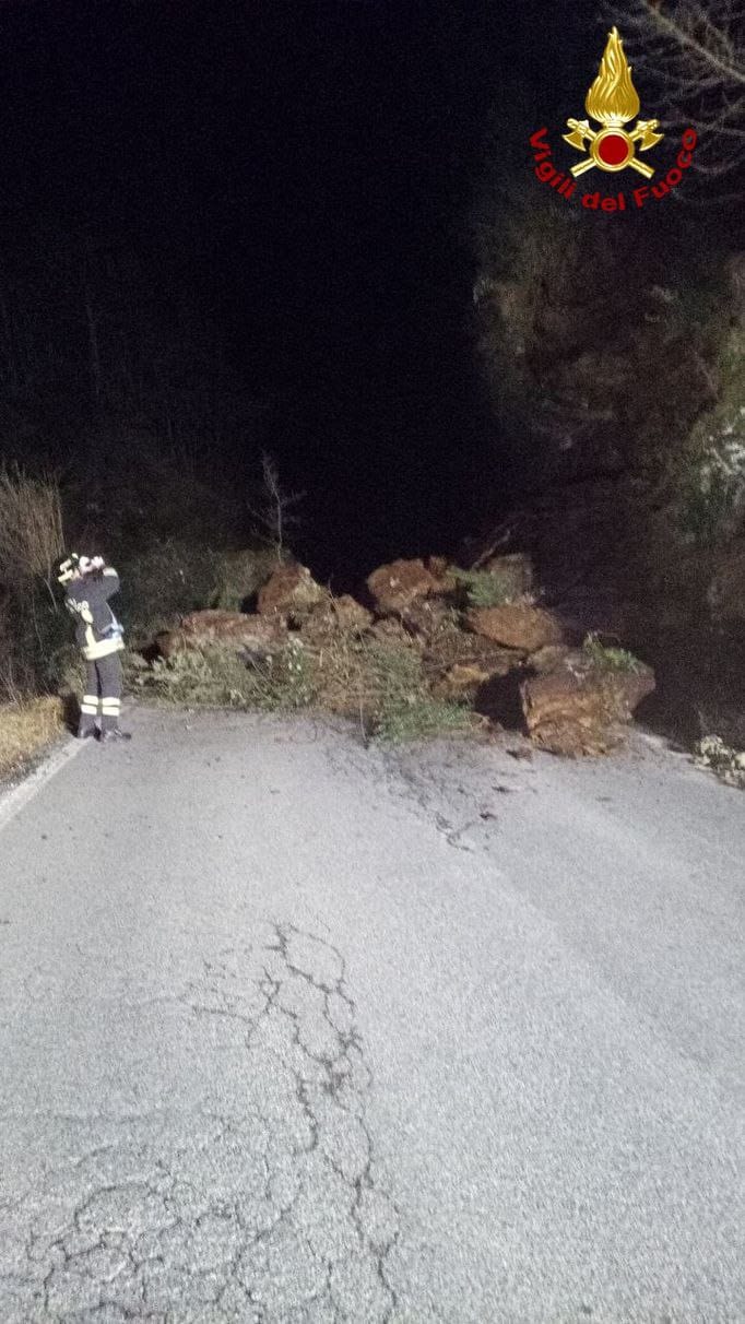 Stazzema: frana nella sulla provinciale 9, vigili del fuoco a lavoro tutta la notte Stazzema: frana nella sulla provinciale 9, vigili del fuoco a lavoro tutta la notte