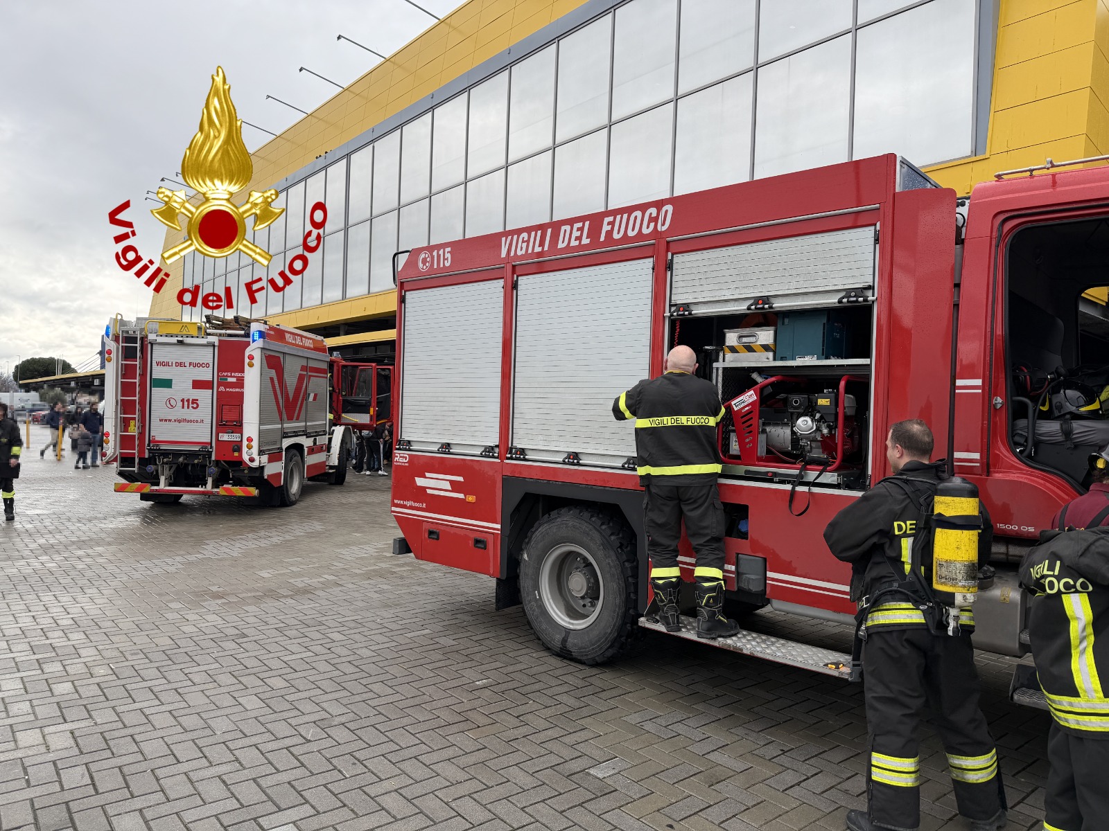 sesto fiorentino paura per un principio d8217incendio all8217ikea centro commerciale evacuato da Firenzepost.it sesto fiorentino paura per un principio d8217incendio all8217ikea centro commerciale evacuato