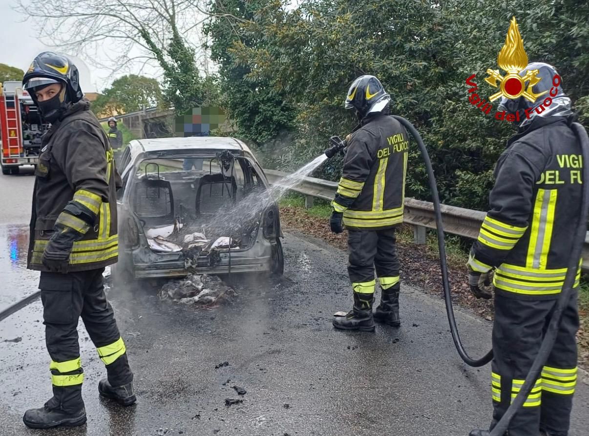 pisa auto prende fuoco all8217improvviso conducente fa appena in tempo a scendere da Firenzepost.it pisa auto prende fuoco all8217improvviso conducente fa appena in tempo a scendere