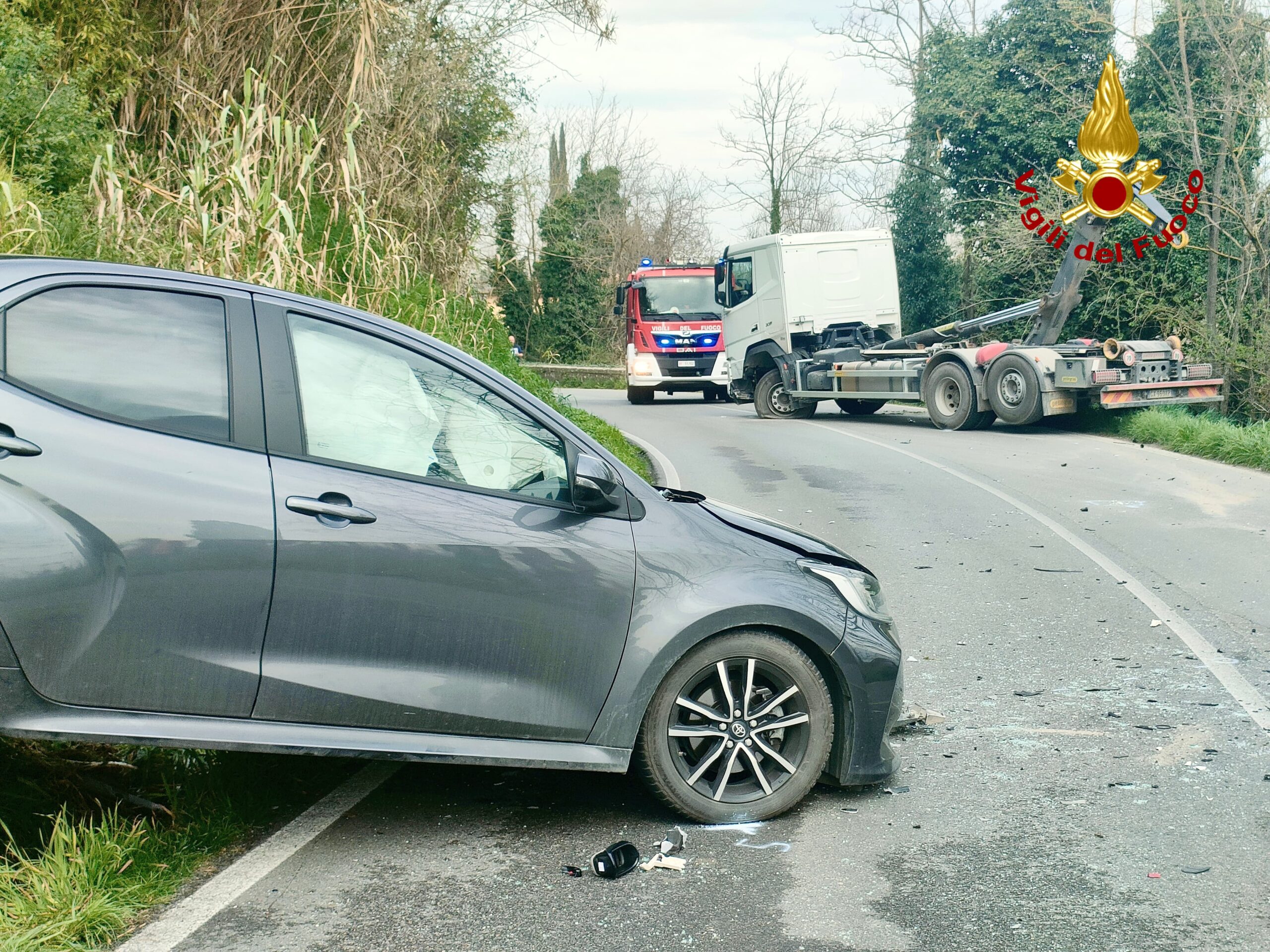 pisa scontro fra auto e motrice di un tir a lari ragazza incastrata soccorsa dai vigili del fuoco da Firenzepost.it pisa scontro fra auto e motrice di un tir a lari ragazza incastrata soccorsa dai vigili del fuoco