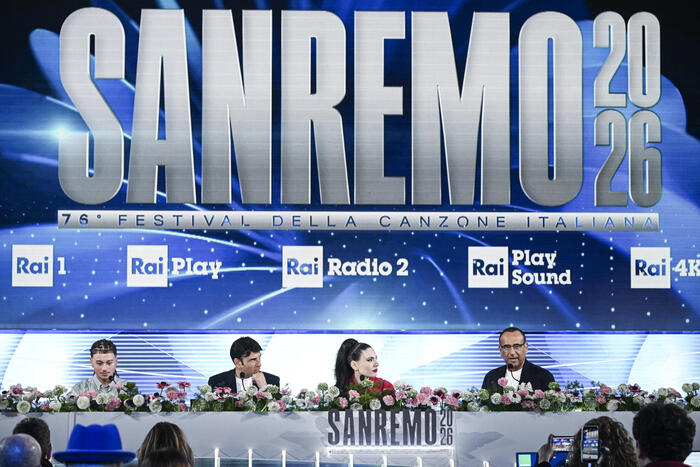 festival di sanremo carlo conti saluta l8217ariston ho chiesto io di annunciare de martino in diretta ascolti della finale in calo da Firenzepost.it festival di sanremo carlo conti saluta l8217ariston ho chiesto io di annunciare de martino in diretta ascolti della finale in calo