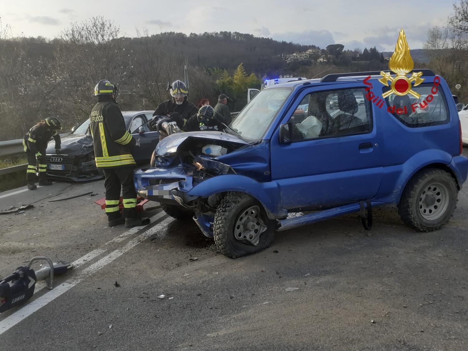 Arezzo: scontro fra tre auto sulla regionale 71 Arezzo: scontro fra tre auto sulla regionale 71