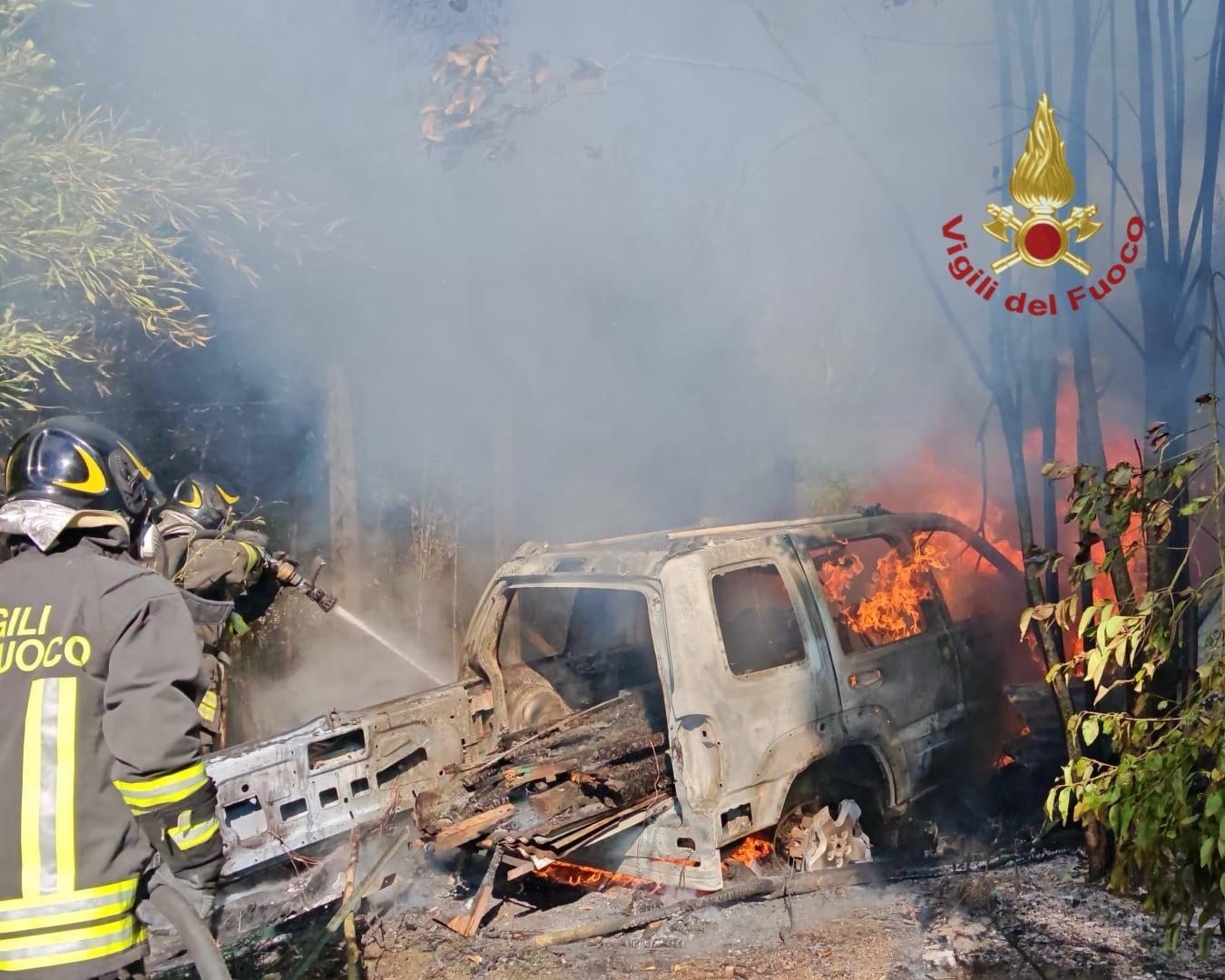 Arezzo, incidente stradale: automobilista muore avvolto dalle fiamme dopo essere finito contro una rimessa per attrezzi. Che ha preso fuoco