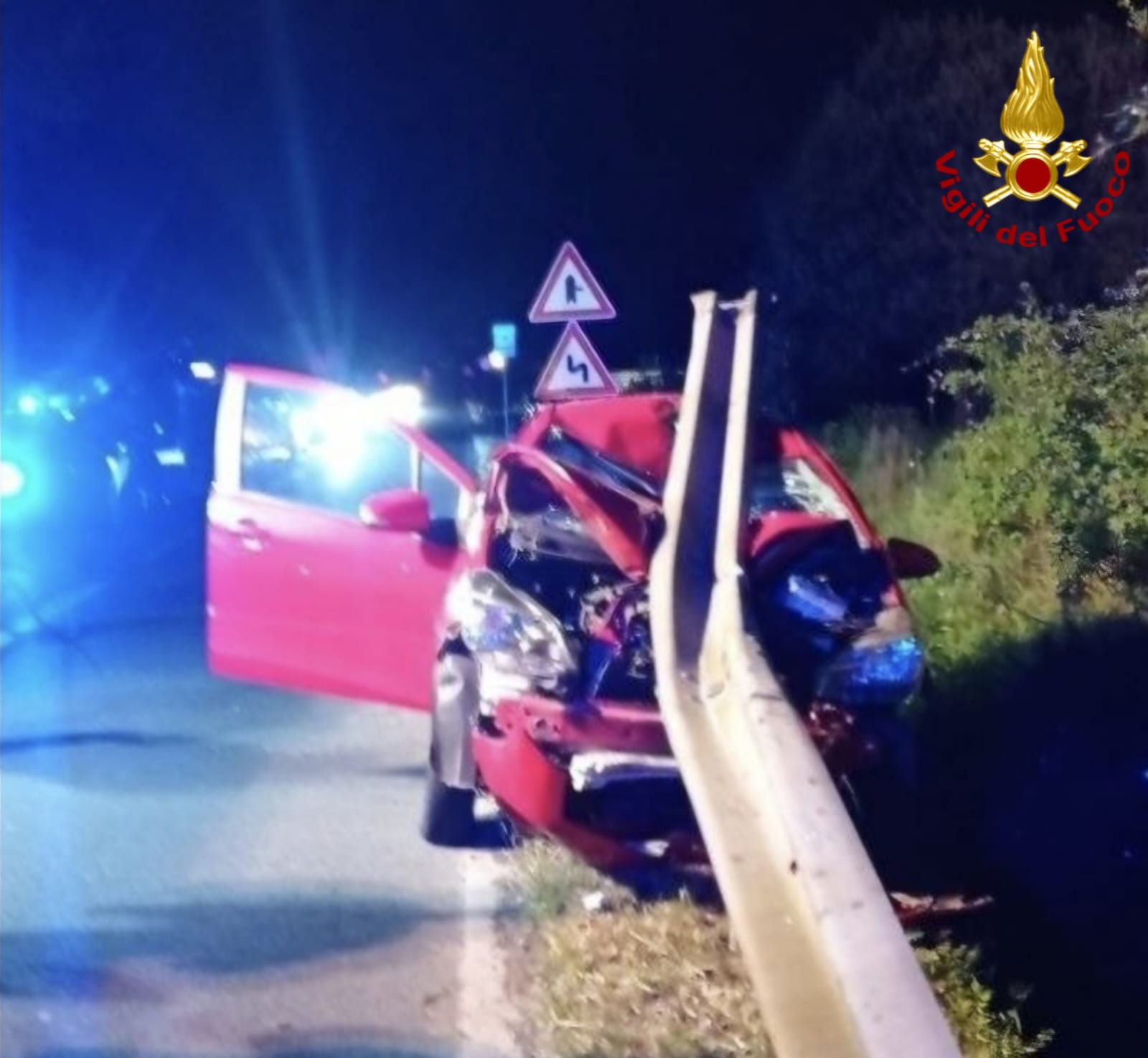 lucca auto si schianta nella notte contro guard rail conducente incastrato fra le lamiere da Firenzepost.it lucca auto si schianta nella notte contro guard rail conducente incastrato fra le lamiere
